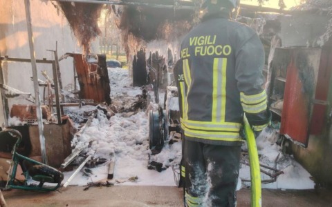 Incendio in un magazzino per attrezzi, esplodono due bombole di gas: danneggiato un trattore