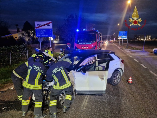 Paura per un frontale tra due auto a Istrana: per fortuna solo lievi ferite per i due guidatori
