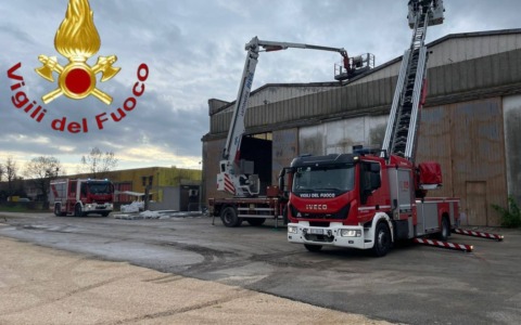 Operaio precipita da otto metri mentre lavora su un tetto a Spresiano