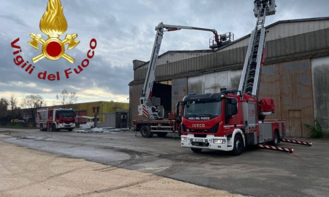 Operaio precipita da otto metri mentre lavora su un tetto a Spresiano