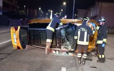Auto si ribalta e abbatte un palo della luce a Quinto di Treviso: ferita una 70enne