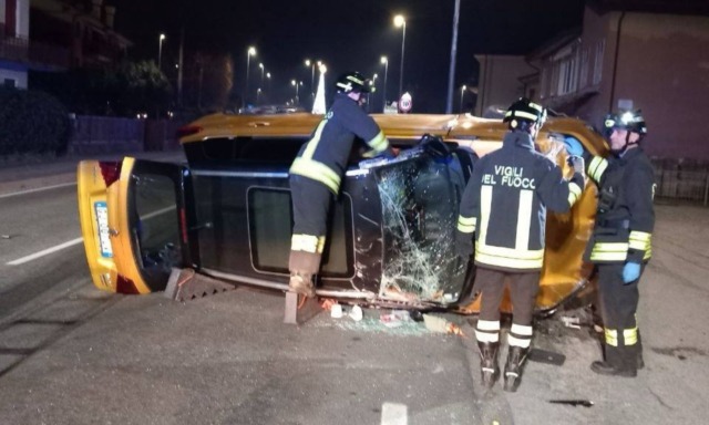 Auto si ribalta e abbatte un palo della luce a Quinto di Treviso: ferita una 70enne