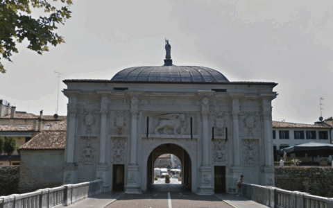 Aggressione di una baby gang a Porta San Tomaso: dagli insulti omofobi fino alle mani, uno si dovrà operare