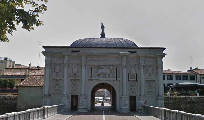 Aggressione di una baby gang a Porta San Tomaso: dagli insulti omofobi fino alle mani, uno si dovrà operare