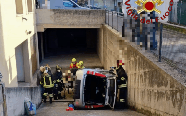 Incidente in autorimessa: auto sfonda la rete e precipita su una rampa di servizio
