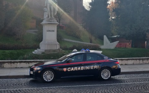 Litiga in strada con l’ex, poi prova a scappare dai Carabinieri: si schianta con l’auto contro un muretto