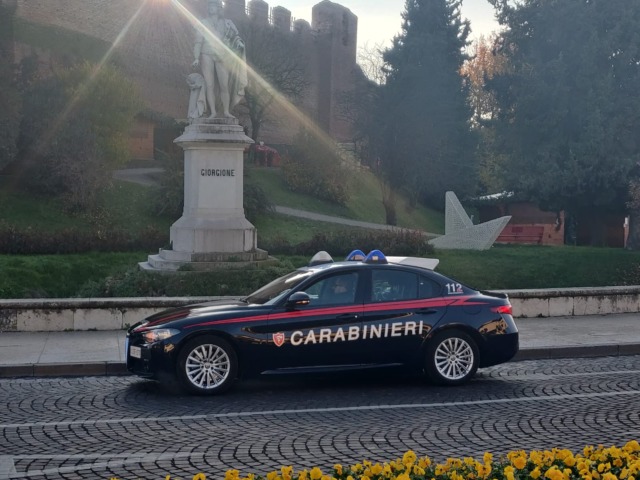 Litiga in strada con l’ex, poi prova a scappare dai Carabinieri: si schianta con l’auto contro un muretto