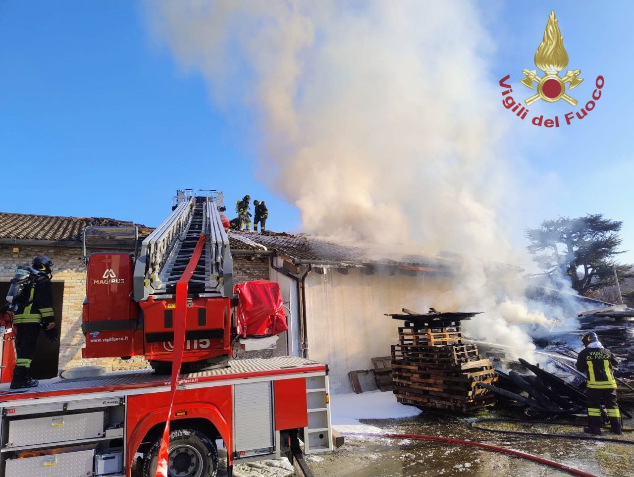 Fiamme tra alcuni bancali, si incendia anche il tetto di un magazzino