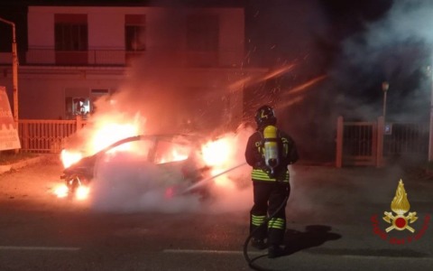 Auto in fiamme nella notte a Trevignano, paura nel parcheggio della pasticceria