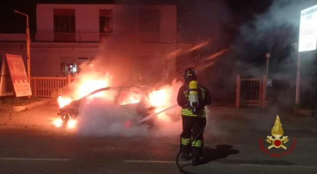 Auto in fiamme nella notte a Trevignano, paura nel parcheggio della pasticceria