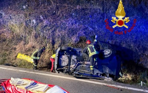 Auto esce di strada e si ribalta sul lato a Castelcucco