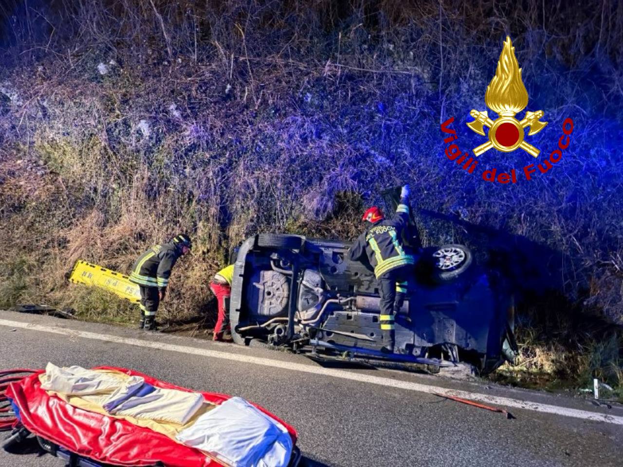Auto esce di strada e si ribalta sul lato a Castelcucco