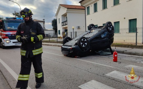 Violento impatto tra due auto a Fanzolo di Vedelago: una si ribalta a testa in giù
