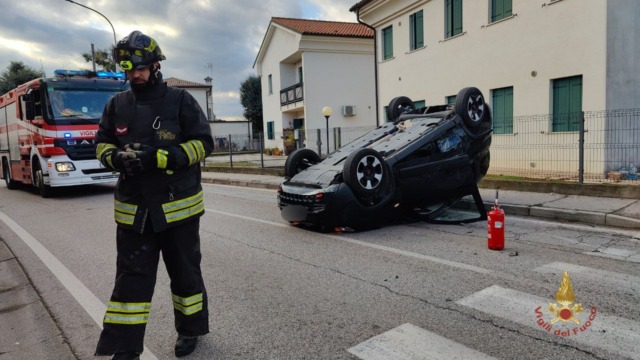 Violento impatto tra due auto a Fanzolo di Vedelago: una si ribalta a testa in giù