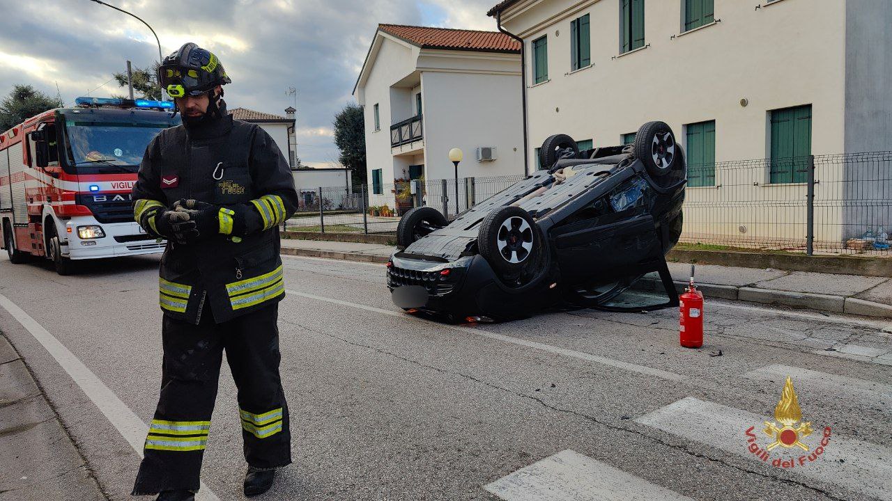Violento impatto tra due auto a Fanzolo di Vedelago: una si ribalta a testa in giù