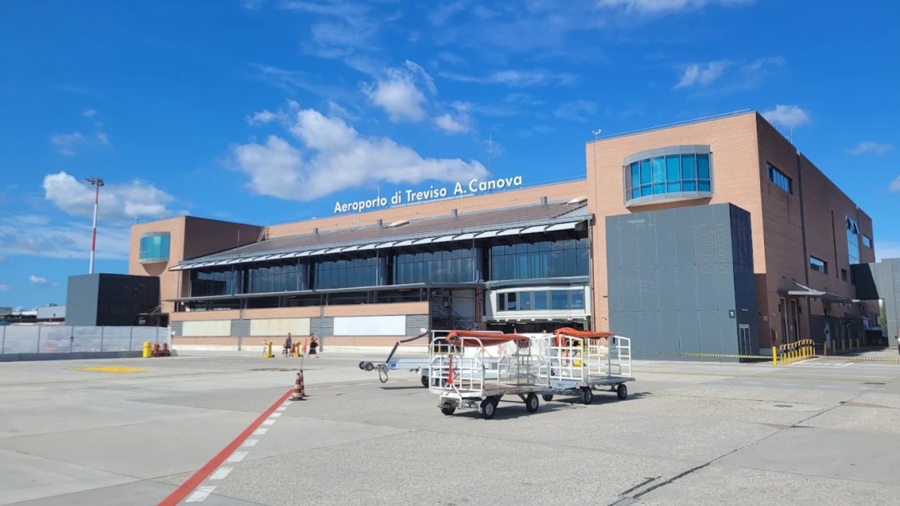 Ingegnere licenziato all’aeroporto di Treviso: mille messaggi, inviti e abbracci non voluti alla dipendente