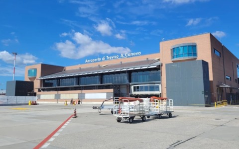 Ingegnere licenziato all’aeroporto di Treviso: mille messaggi, inviti e abbracci non voluti alla dipendente