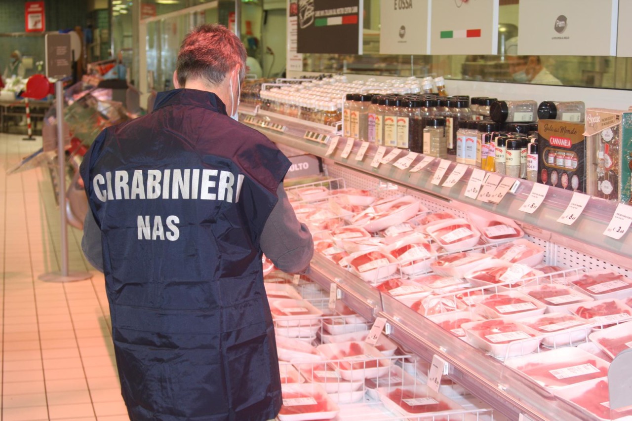 Sicurezza a tavola, multe per 735 mila euro e oltre 1.480 quintali di alimenti sequestrati a Treviso nel 2025