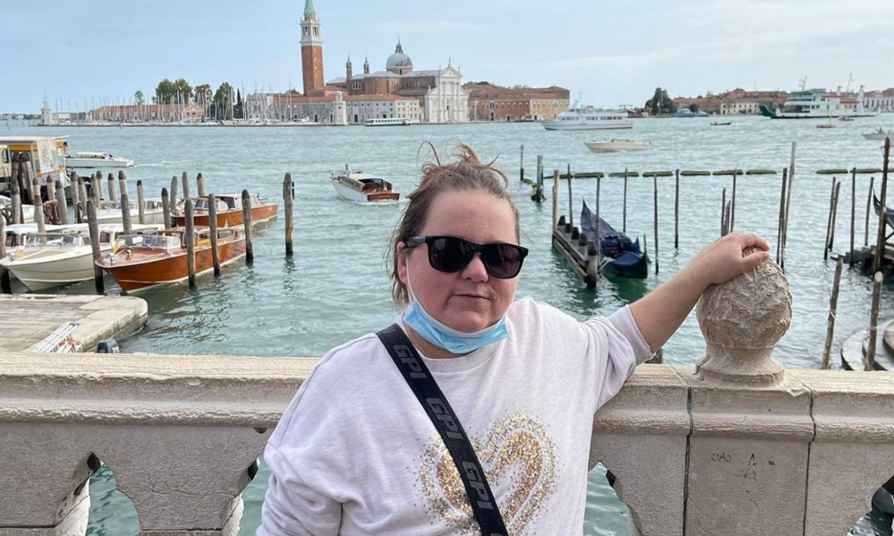 Gloria De Lazzari uccisa a Manchester, la madre: “L’assassino già condannato per omicidio, perché era libero?”