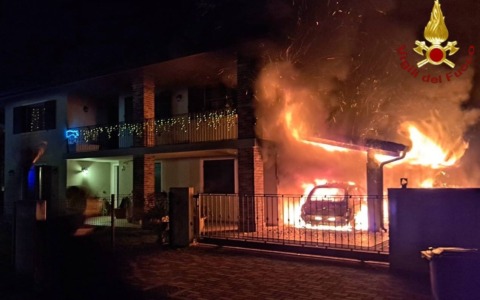 Due auto vanno a fuoco nel porticato di un’abitazione