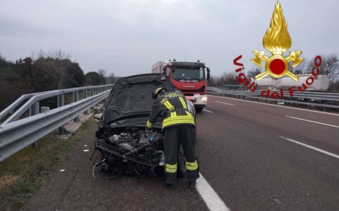 Incidente tra auto e camion in A27: due feriti