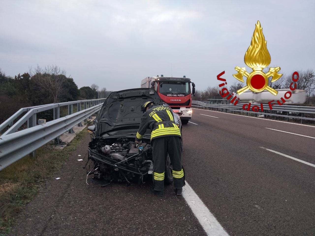 Incidente tra auto e camion in A27: due feriti
