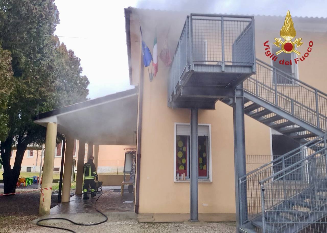 Incendio alla scuola materna di Castelfranco Veneto, fiamme da un quadro elettrico