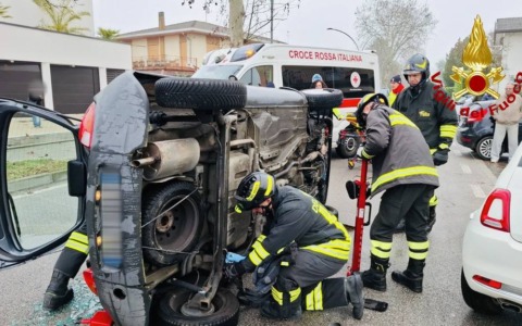 Perde il controllo dell’auto e si ribalta a Mogliano Veneto, conducente incastrato tra le lamiere