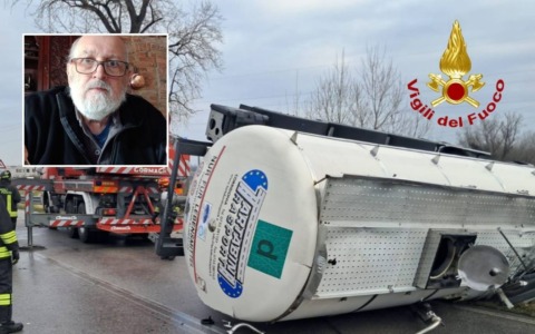 Camion cisterna si ribalta dopo il frontale con un’auto e schiaccia un Doblò: morto un 70enne