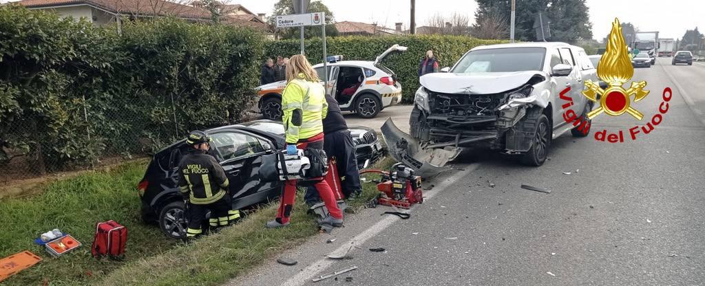 Un ferito in un incidente tra due auto a Caerano San Marco