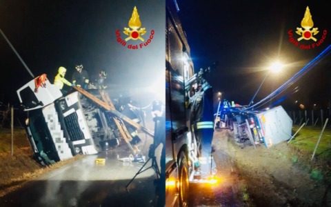 Camion carico di ghiaia si ribalta all’alba a Carbonera: autista incastrato nell’abitacolo