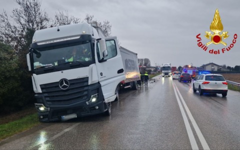 Autoarticolato finisce fuori strada in Circonvallazione Ovest a Castelfranco Veneto