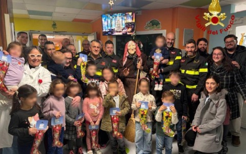 La Befana vola in pediatria con i Vigili del Fuoco: calze e sorrisi negli ospedali trevigiani