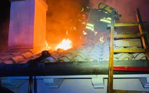 Incendio distrugge il tetto di una palazzina a Villorba