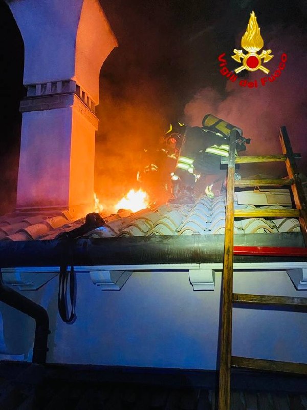 Incendio distrugge il tetto di una palazzina a Villorba