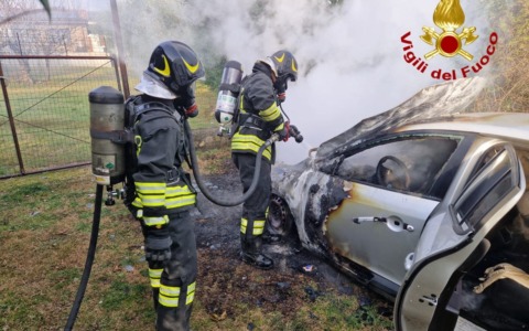 Incendio a Castelfranco Veneto, auto distrutta dalle fiamme