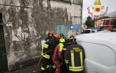 Furgone si schianta contro un muro, conducente resta incastrato