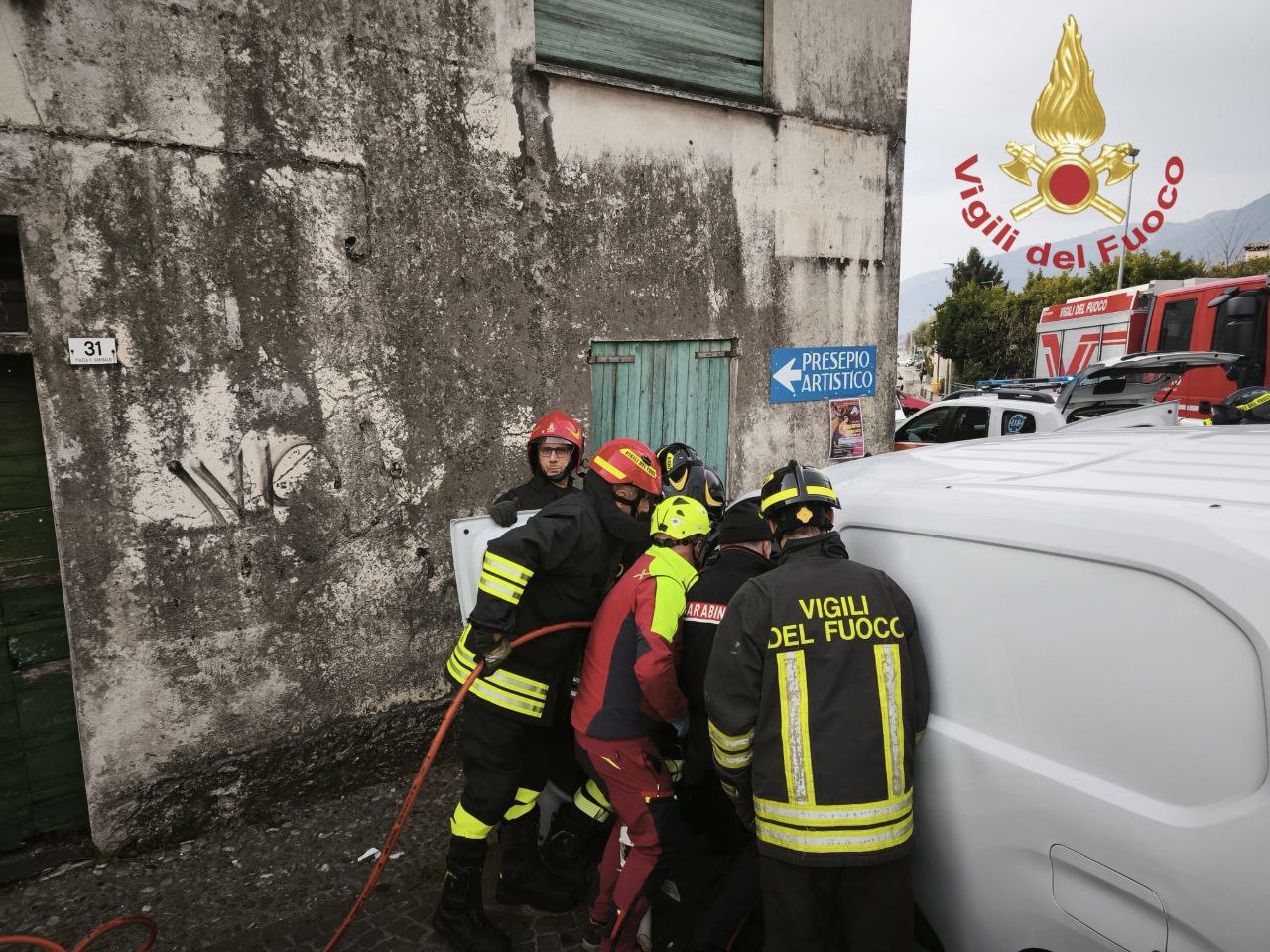 Furgone si schianta contro un muro, conducente resta incastrato