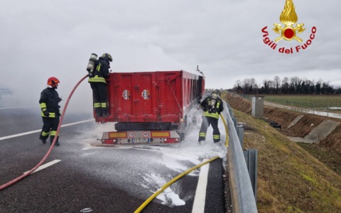 Incendio di un autoarticolato sulla Pedemontana Veneta tra Castelfranco e Riese Pio X: corsia chiusa verso Vicenza