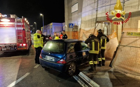 Auto si schianta contro l’impalcatura della stazione a Castelfranco Veneto