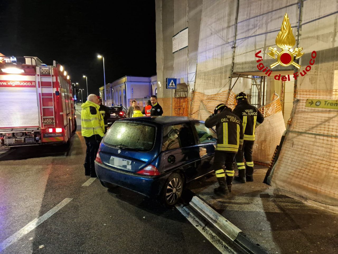 Auto si schianta contro l’impalcatura della stazione a Castelfranco Veneto