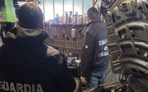 Nel garage macchinari e attrezzature per riparare auto: officina abusiva scoperta a Tarzo