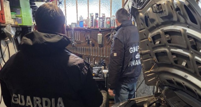 Nel garage macchinari e attrezzature per riparare auto: officina abusiva scoperta a Tarzo