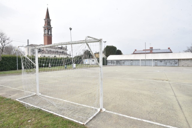 Aggredito al campetto dopo un fallo a calcio: giovane ha la mandibola fratturata