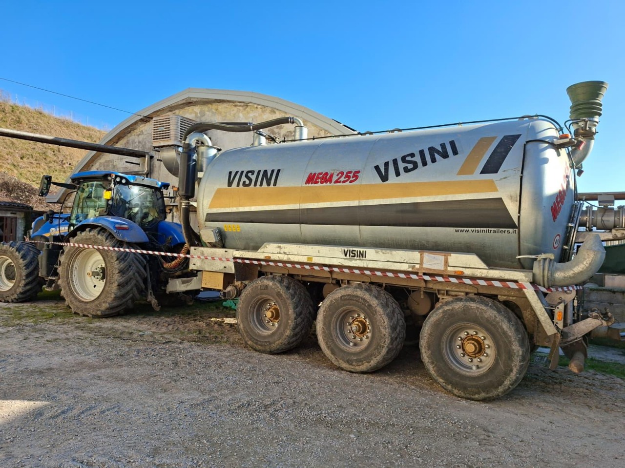 Mezzi agricoli sequestrati dai Carabinieri forestali per dispersione illecita di liquami