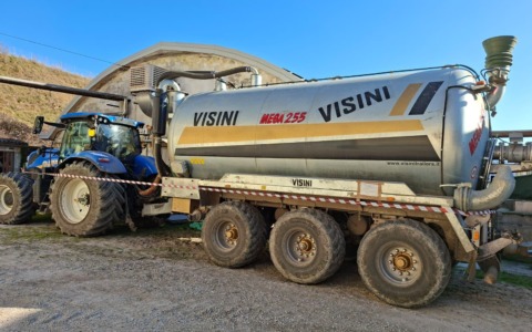 Mezzi agricoli sequestrati dai Carabinieri forestali per dispersione illecita di liquami