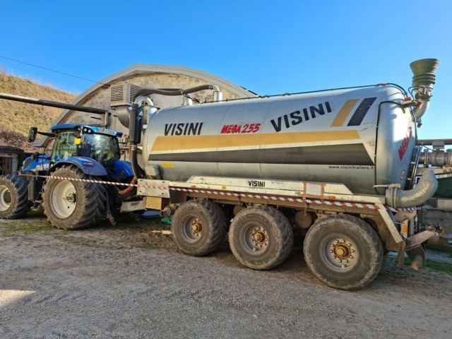 Mezzi agricoli sequestrati dai Carabinieri forestali per dispersione illecita di liquami