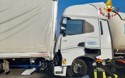 Scontro tra tre mezzi pesanti sull’A4: mattinata di rallentamenti in direzione Milano