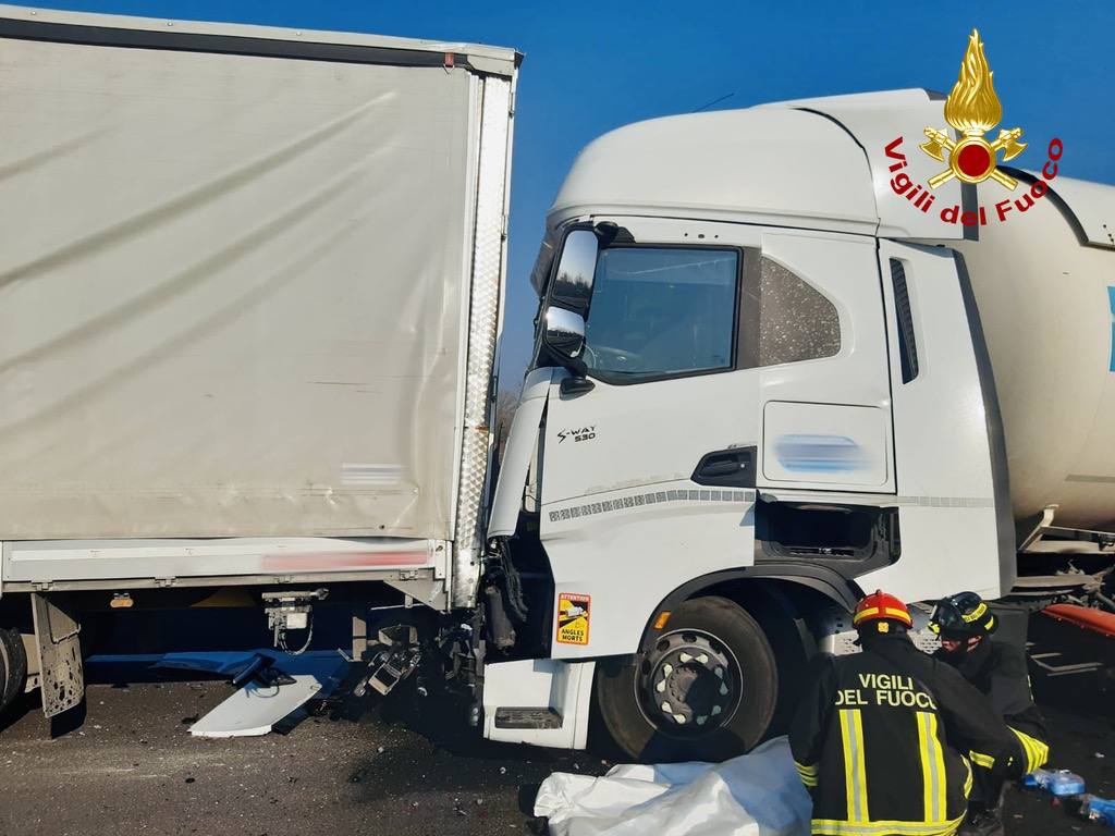 Scontro tra tre mezzi pesanti sull’A4: mattinata di rallentamenti in direzione Milano