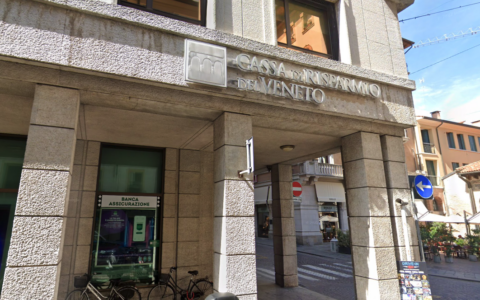 Malore improvviso a lavoro: impiegato 61enne trovato senza vita alla scrivania